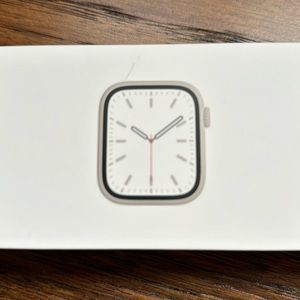 Apple Watch Series 7 41mm in Starlight